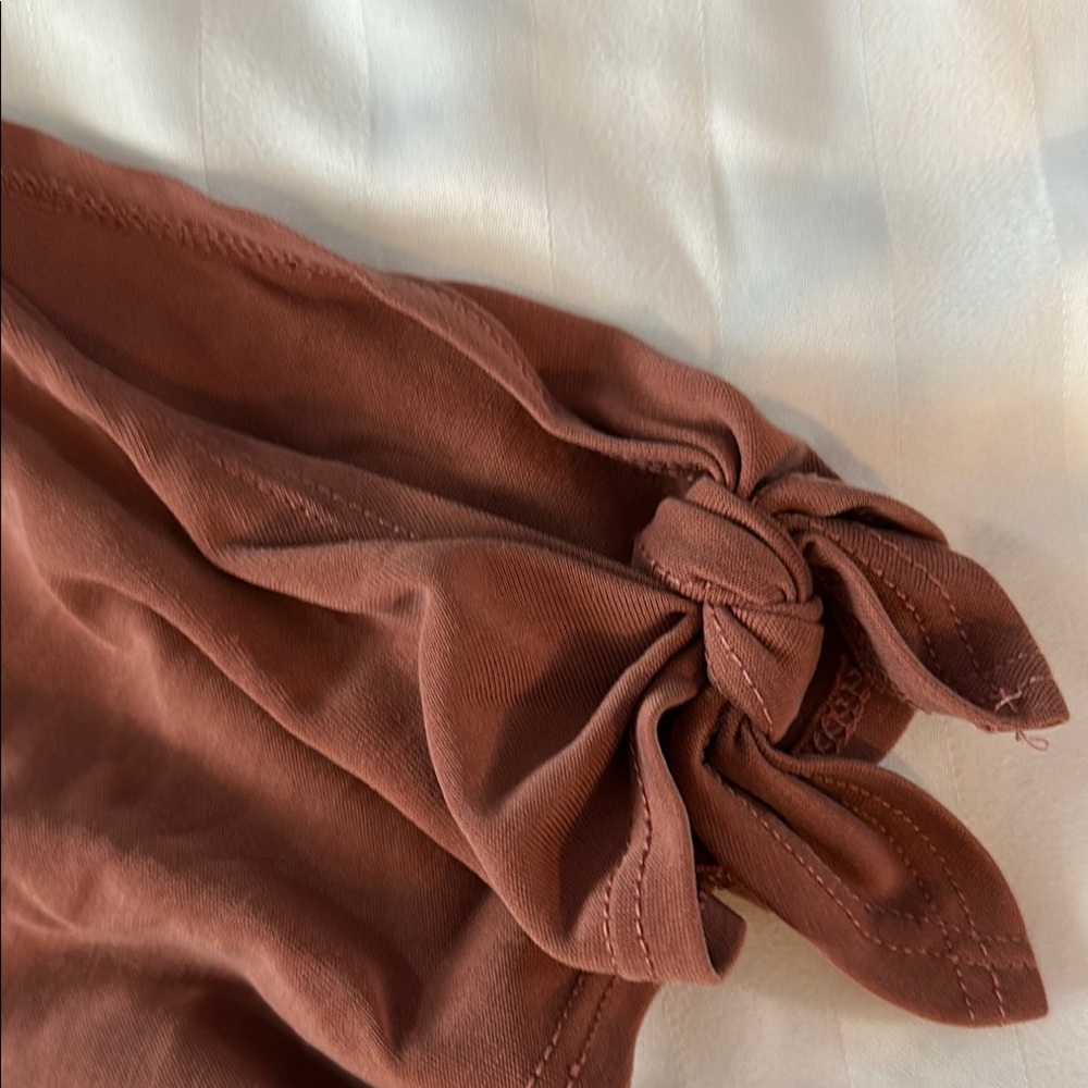 Green Envelope Mauve Short Sleeve Top with Tie Details - Picture 5 of 6
